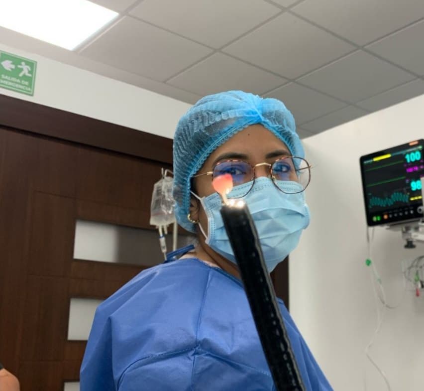 Dra. Maizury Garzón Mayorga con un endoscopio en la sala de procedimientos